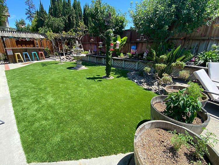 patio’s appeal with an artificial turf