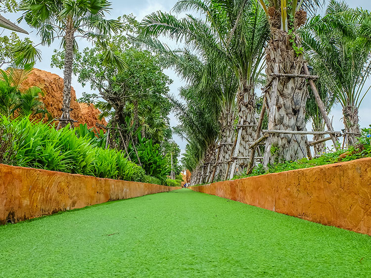 How Artificial Grass in Palm Beach Retains Its Vibrancy