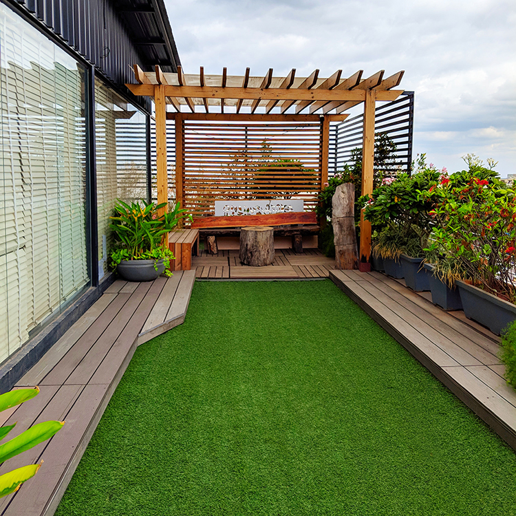 beautitful roof deck artificial turf