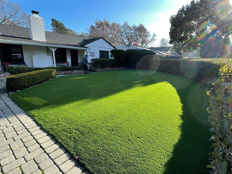 Choosing the Right Artificial Grass Color and Texture for Your Landscape