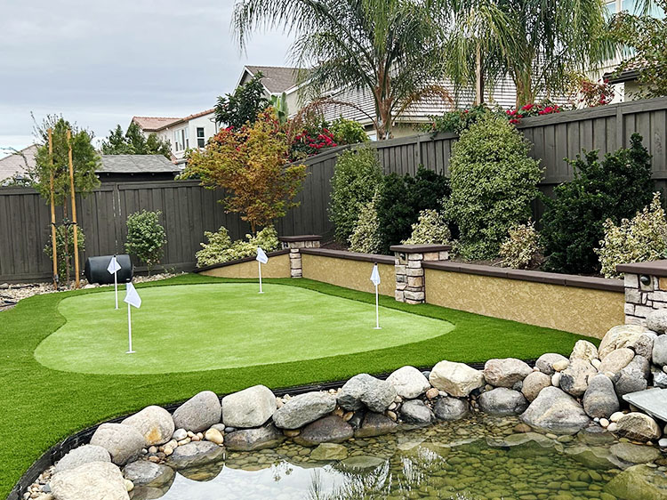 How to Design an Entertaining Area Around Your Artificial Putting Green