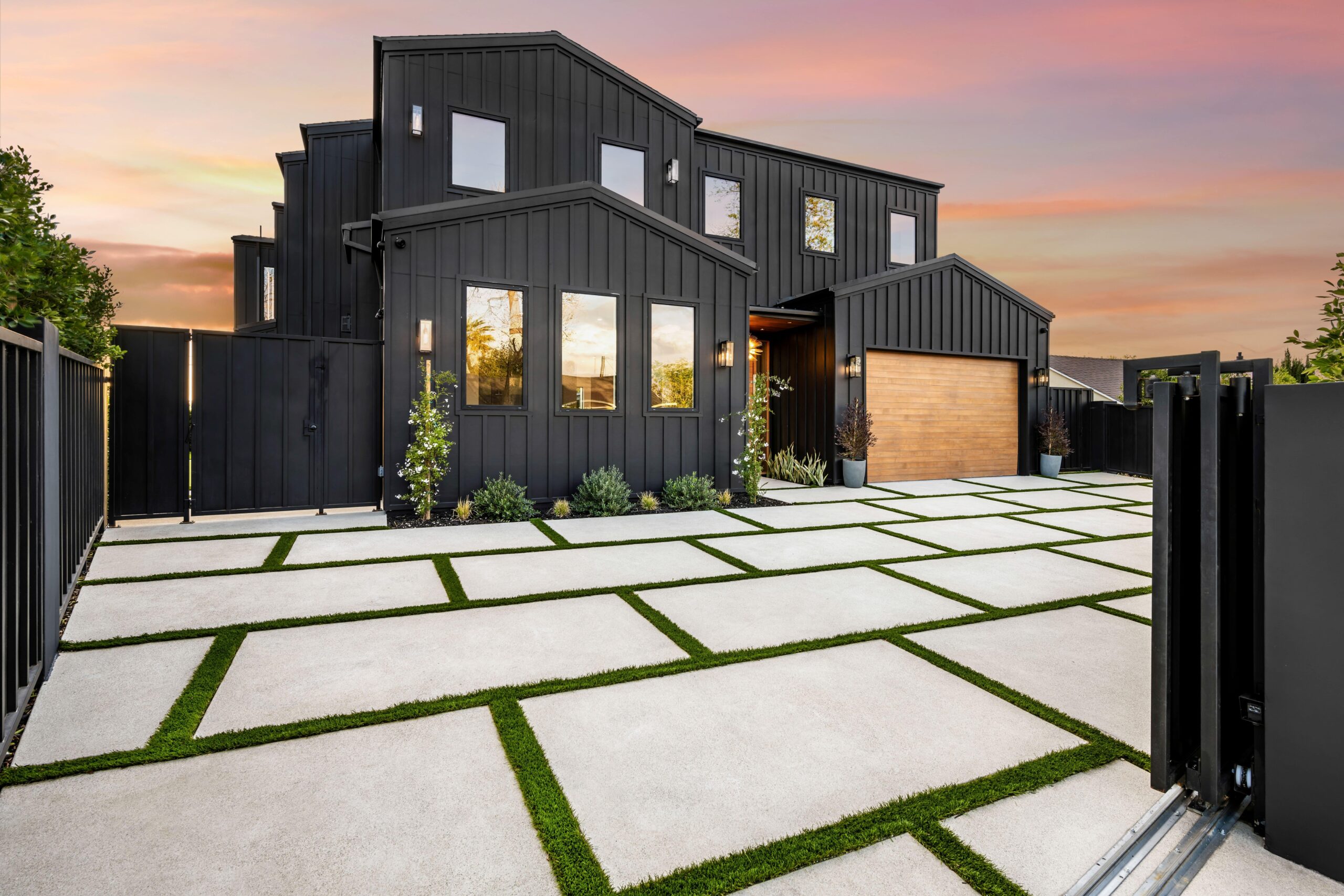 Fresh curb appeal with our top artificial grass front yard ideas